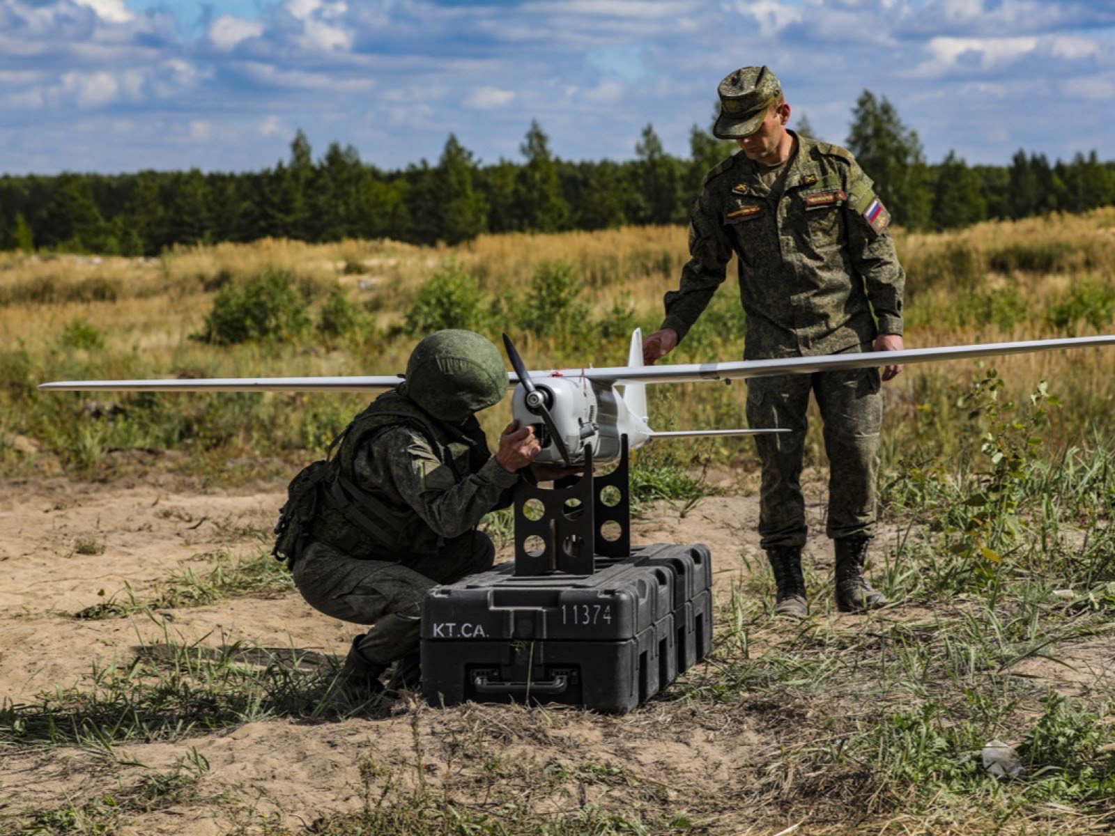 Беспилотник «Орлан-10» на стойке: один военнослужащий проверяет аппарат, другой рядом (иллюстративный снимок)